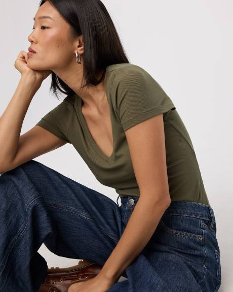 V-Neck Ribbed T-Shirt - R Essentials