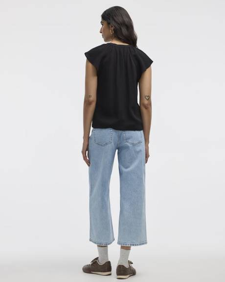 Blouse boutonnée à manches courtes à volants et col fendu