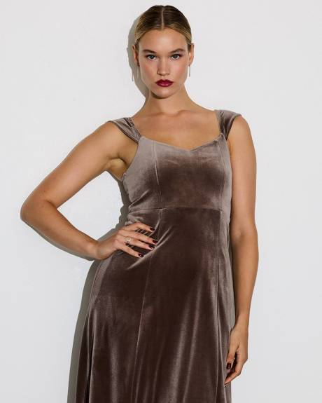 Robe midi cintrée et évasée en velours à manches courtes