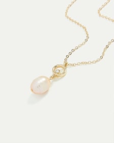 Collier long avec pendentif perle