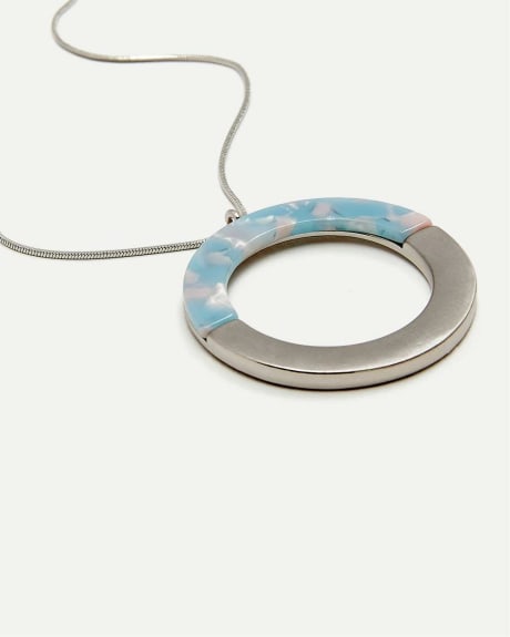 Long collier pendentif à anneau
