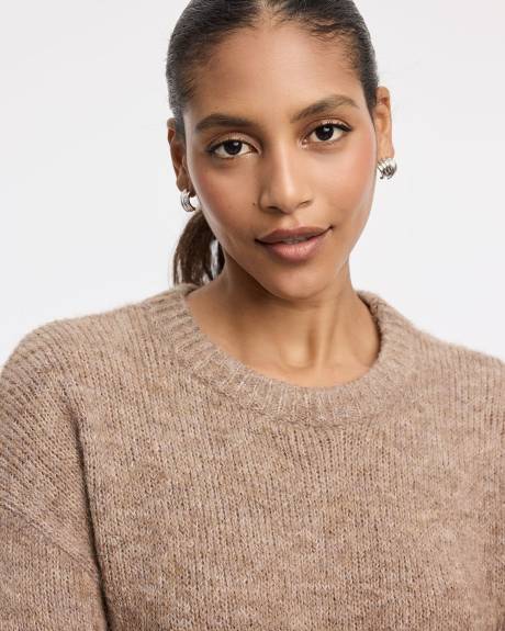 Pull en tricot duveteux à manches longues et col rond