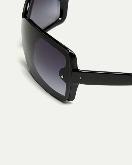 Sunglasses with Curved Lenses