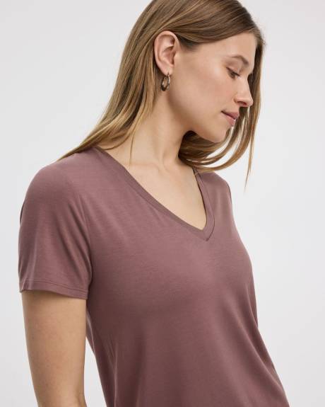 V-Neck Tee - R Essentials