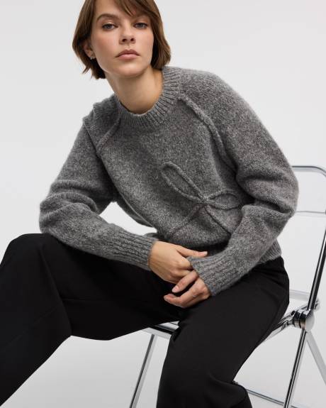 Pull à manches longues et col rond avec boucle en relief