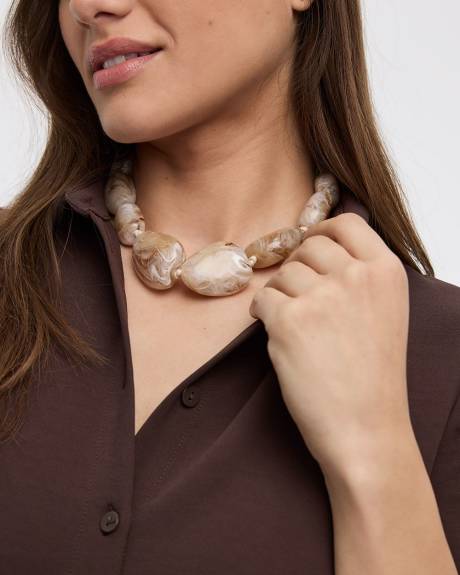 Collier court avec pierres en acrylique