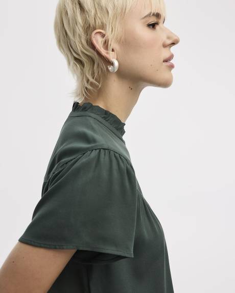 Blouse à manches courtes fluides et col montant