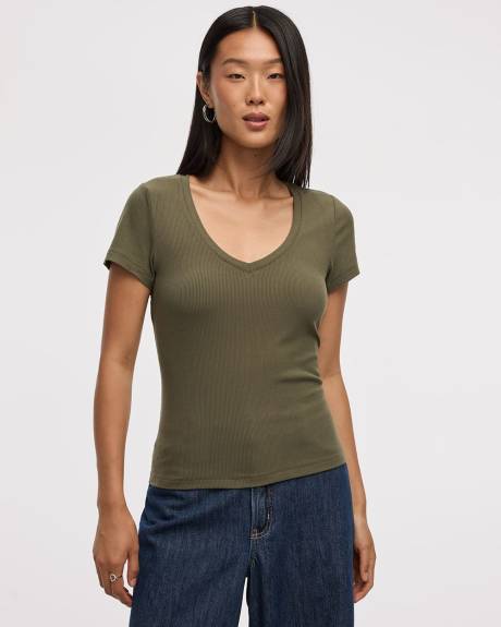 V-Neck Ribbed T-Shirt - R Essentials