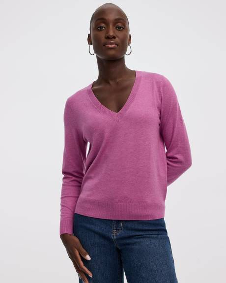 Long-Sleeve V-Neck Pullover - R Essentials