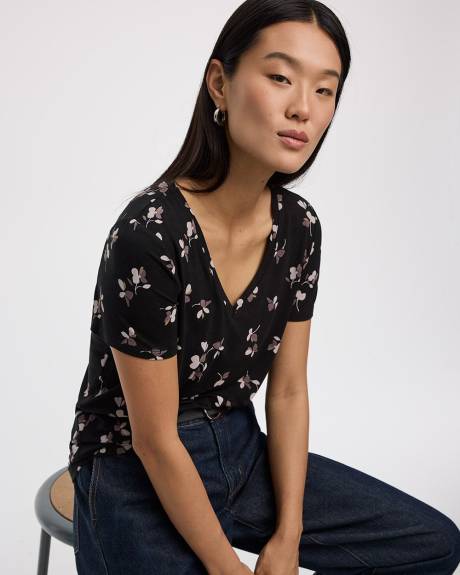 V-Neck Tee - R Essentials