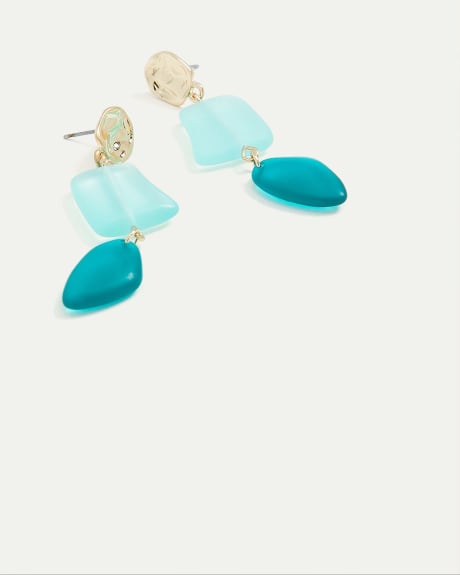 Boutons d'oreilles martelés avec pendentifs en pierres bleues