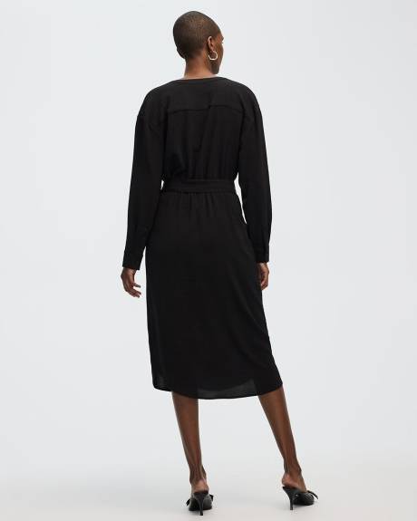 Robe en satin à manches longues et encolure fendue