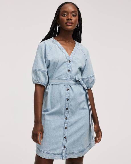 Robe boutonn&eacute;e en denim &agrave; manches courtes bouffantes