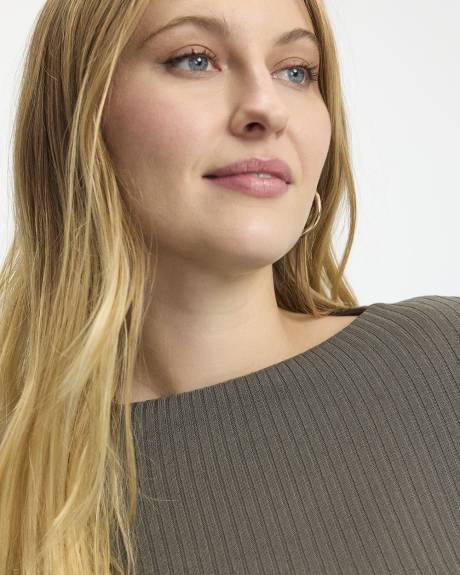 Haut c&ocirc;tel&eacute; &agrave; manches longues et col bateau