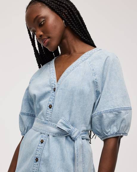 Robe boutonn&eacute;e en denim &agrave; manches courtes bouffantes