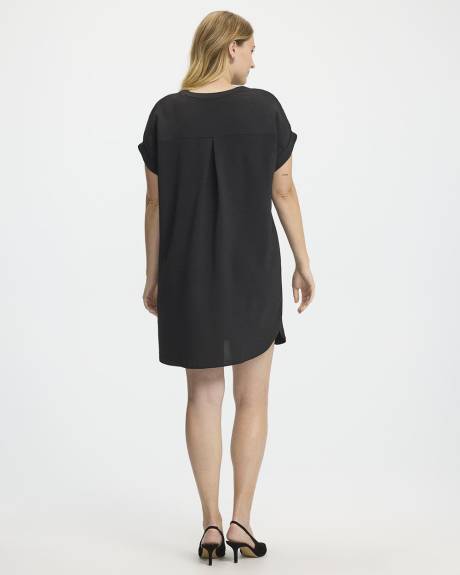 Robe ample à manches courtes et col fendu