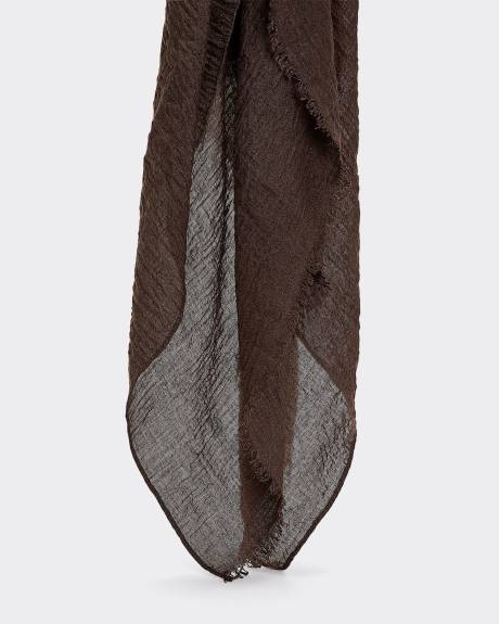 Foulard froissé avec ourlets effilochés
