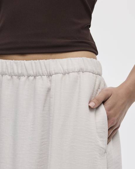 Jupe midi évasée avec fente avant