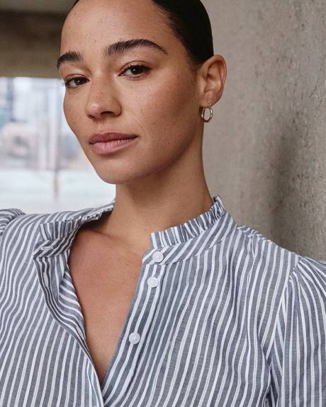 Blouse &agrave; manches bouffantes et col montant avec broderies