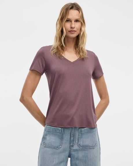 Short-Sleeve V-Neck Tee - R Essentials
