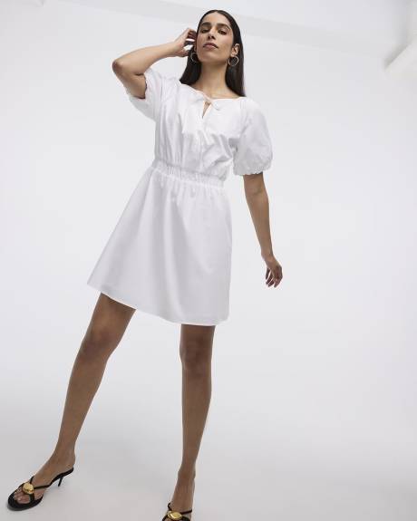 Robe cintrée et évasée à manches courtes avec détails à nouer à l'encolure