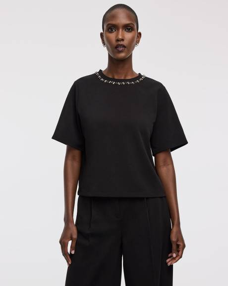 Haut à manches courtes et col rond orné de bijoux