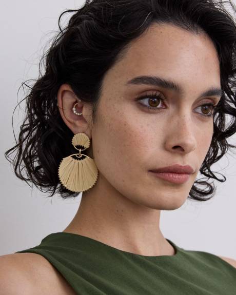 Boucles d'oreilles en raphia avec pendentifs