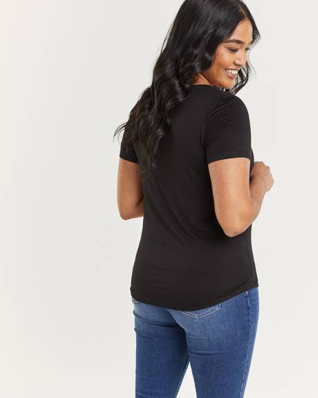 V-Neck T-Shirt - R Essentials