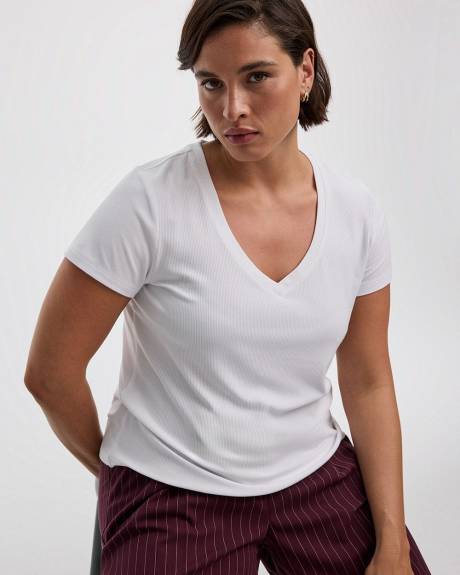 V-Neck Ribbed T-Shirt - R Essentials
