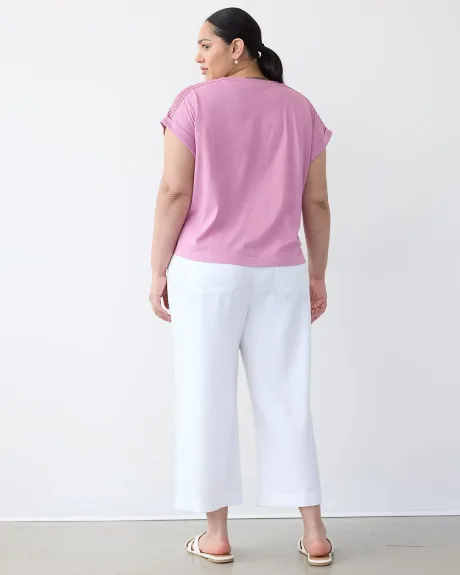 T-shirt à col rond et manches courtes avec détails crochetés