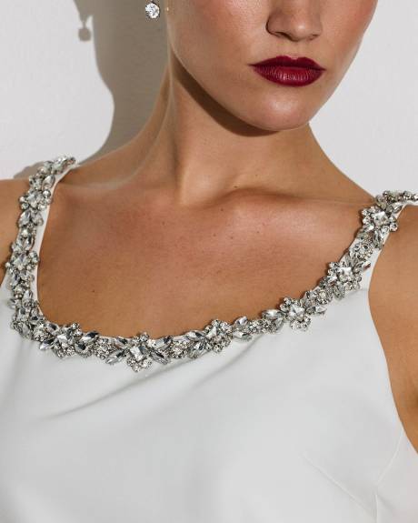 Robe courte droite sans manches à col dégagé avec strass