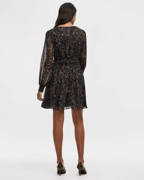 Robe courte cintrée et évasée à manches longues et col V