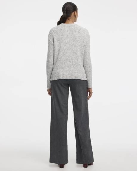 Pull en tricot duveteux à manches longues et col rond