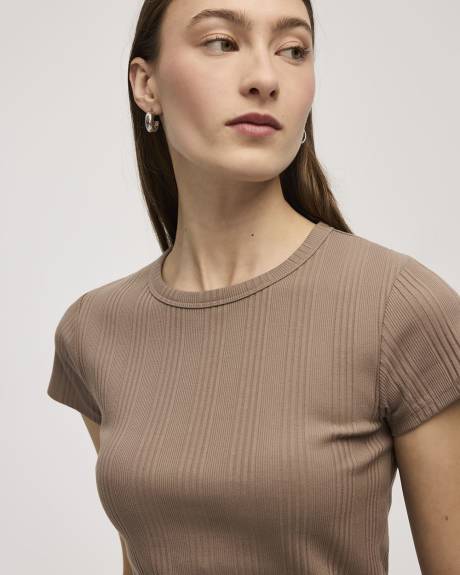 T-shirt ajusté et côtelé à col rond