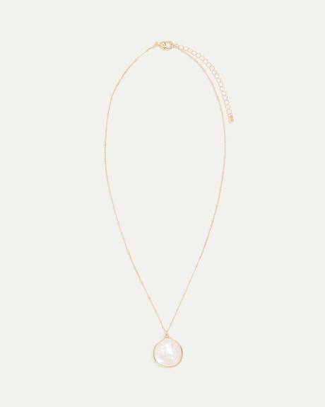 Collier long avec pendentif nacré