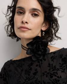 Fleur en mousseline sur collier court en corde