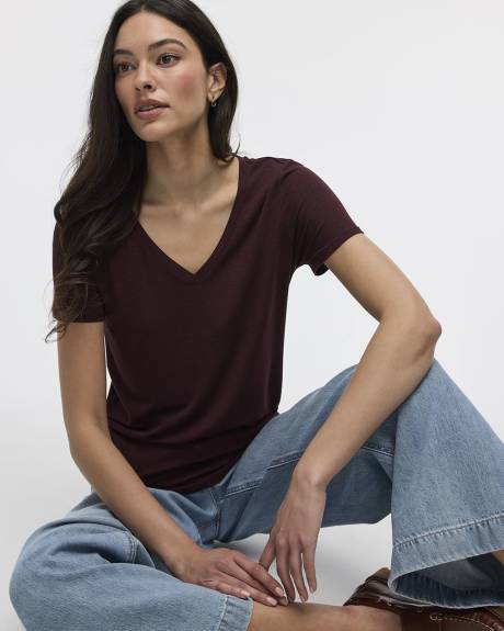 Short-Sleeve V-Neck Tee - R Essentials