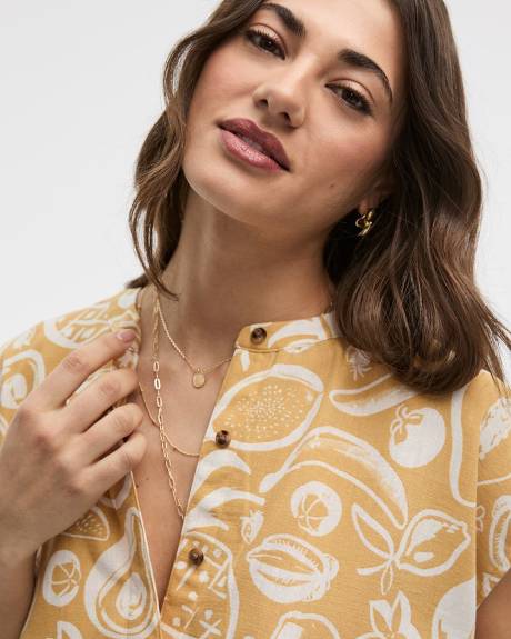 Blouse boutonnée à manches très courtes et col rond