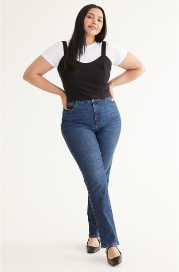 Slim Fit
The slim fit is the ideal balance between a fitted yet relaxed look. It offers a streamlined contour without being overly tight. This fit is perfect for those who want a modern and flattering style that can be dressed up or down. 
